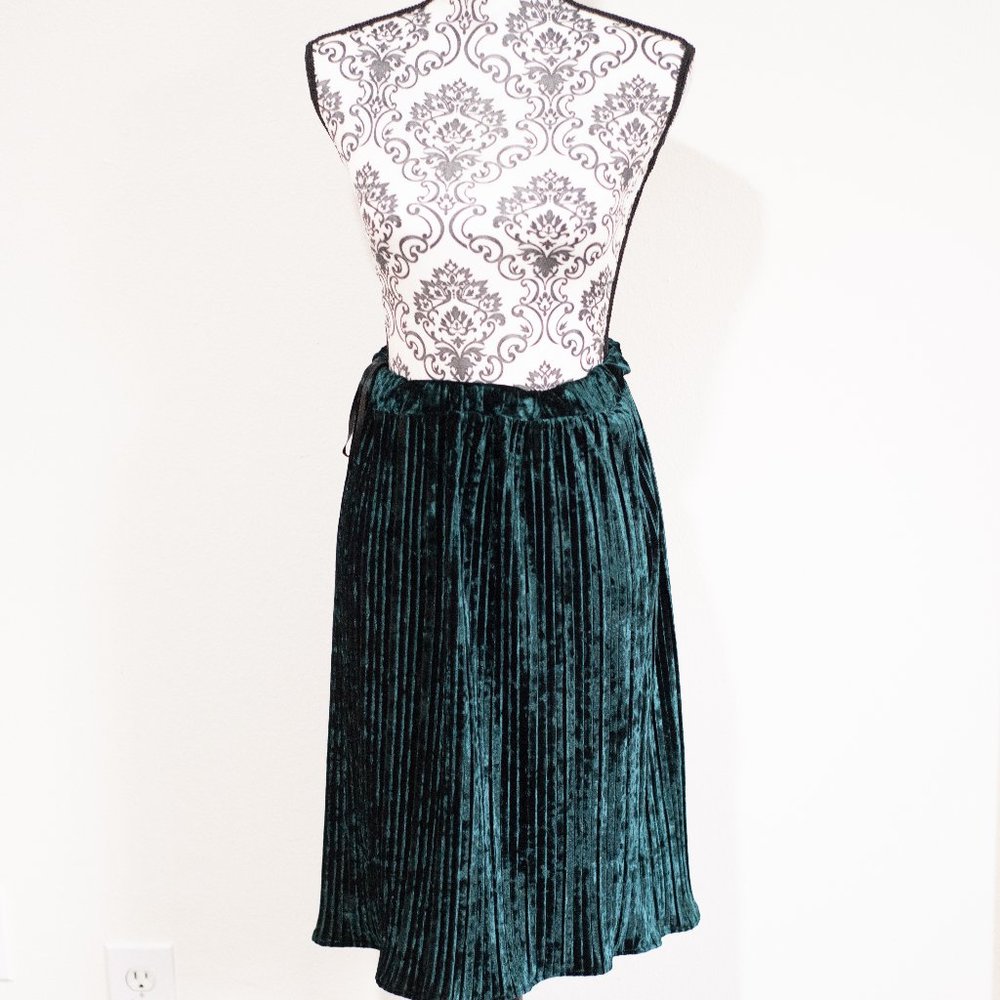 Velvet pleated skirt